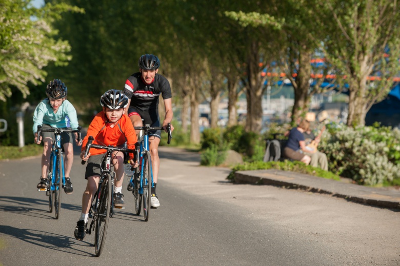 О горном велосипеде: Как приучить ребенка кататься в велошлеме