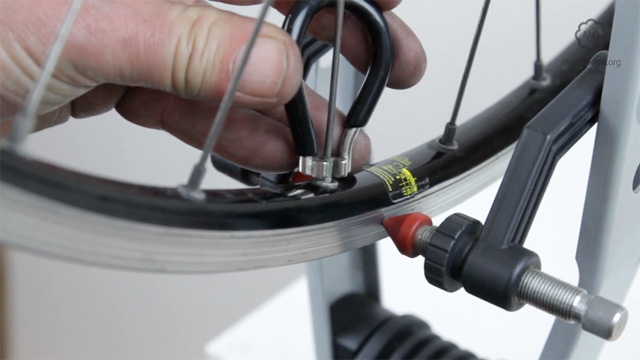 О горном велосипеде: Каким образом исправить восьмерку на колесе и поменять спицы